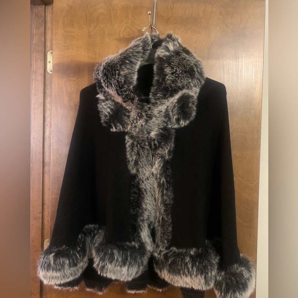 Elegant Black Faux Fur Trimmed Women's Cape